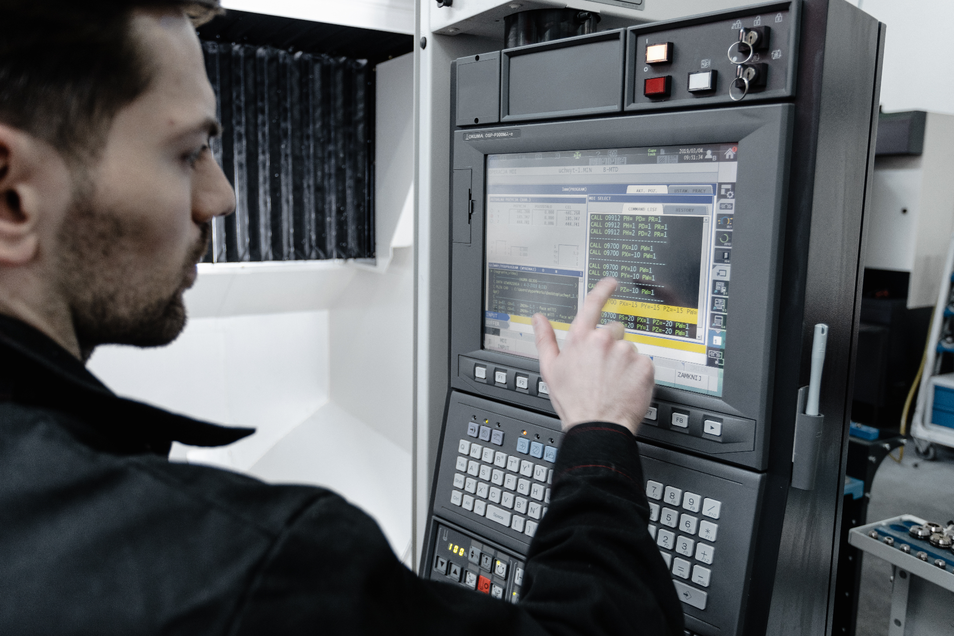 Operator przy pulpicie sterowania CNC